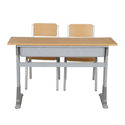 机が付いているたたかれた二人用の教室の椅子