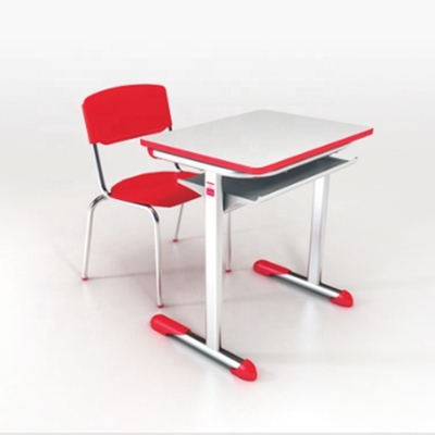 MuchnはプラスチックChildsの学校の机および椅子を磨いた