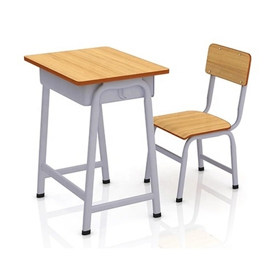 純木の粉付けられた椅子が付いている上塗を施してある学生の机